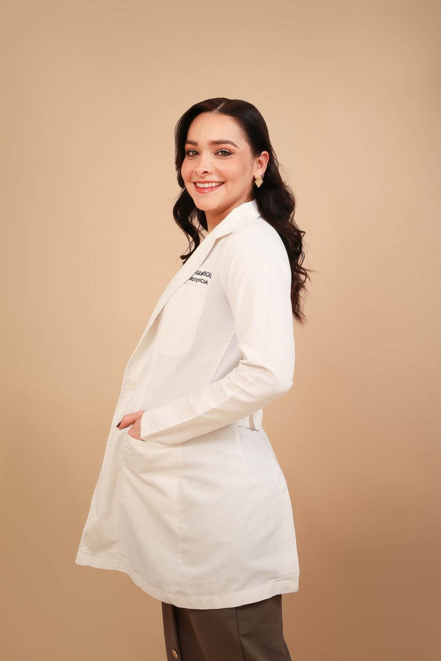 Dra. Lizbeth Ortega con bata blanca de médico