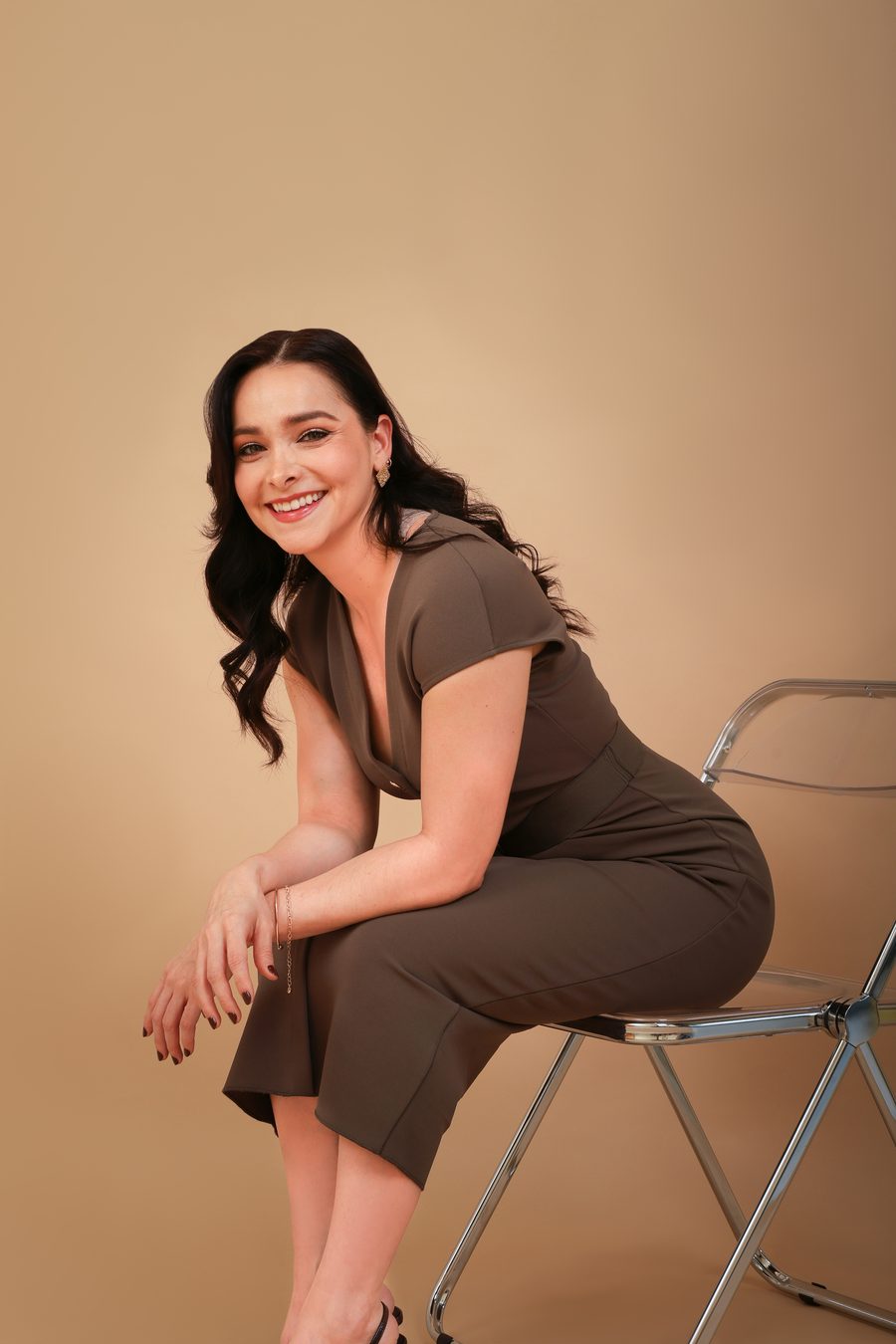 Dra. Lizbeth Ortega, retrato de estudio sentada con vestido café